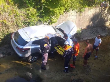 В Сочи машина под управлением пенсионера рухнула с высоты в реку