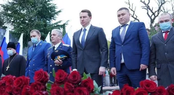 Глава города Алексей Копайгородский в День Героев Отечества возложил цветы к мемориалу.